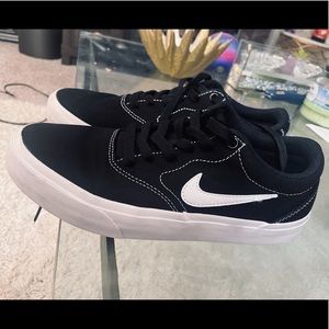 Nike SB Charge Sneakers in Black/White ❤️